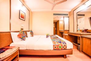 Postel nebo postele na pokoji v ubytování Hotel Gandharva Shivajinagar