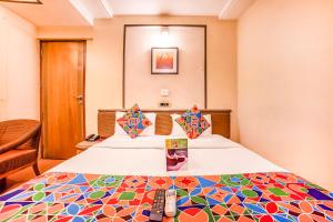 Postel nebo postele na pokoji v ubytování Hotel Gandharva Shivajinagar