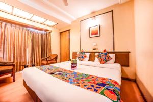 Postel nebo postele na pokoji v ubytování Hotel Gandharva Shivajinagar