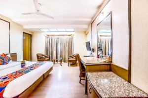 Postel nebo postele na pokoji v ubytování Hotel Gandharva Shivajinagar