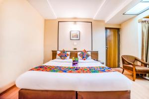 Postel nebo postele na pokoji v ubytování Hotel Gandharva Shivajinagar