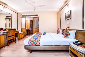 Postel nebo postele na pokoji v ubytování Hotel Gandharva Shivajinagar