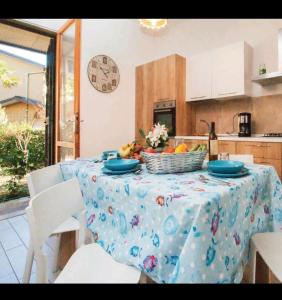 una cocina con una mesa con un bol de fruta. en Casa Vacanze Zadina en Cesenatico