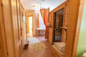 Habitación con baño con ducha a ras de suelo. en Hotel - Pension Scheiblechner, en Göstling an der Ybbs