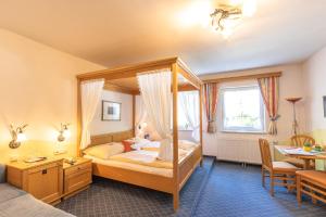 En eller flere senge i et værelse på Hotel - Pension Scheiblechner
