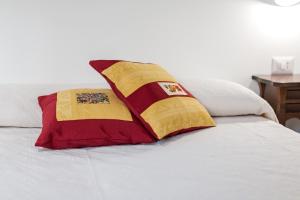سرير أو أسرّة في غرفة في Ghivine Albergo Diffuso