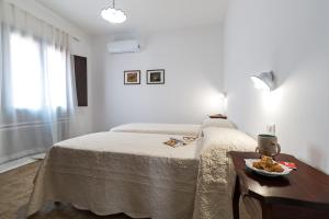 سرير أو أسرّة في غرفة في Ghivine Albergo Diffuso