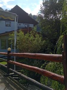 a wooden fence in front of a house at Vila Doina Branului in Bran