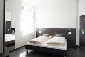 Rúm í herbergi á eee Hotel Traun