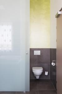 Baðherbergi á eee Hotel Traun