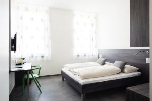 Rúm í herbergi á eee Hotel Traun