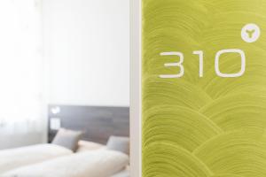 Rúm í herbergi á eee Hotel Traun