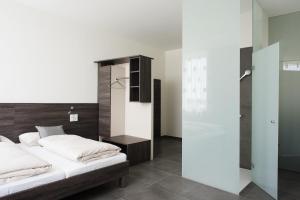 Rúm í herbergi á eee Hotel Traun