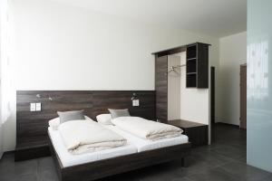 Rúm í herbergi á eee Hotel Traun