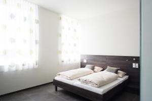 Rúm í herbergi á eee Hotel Traun