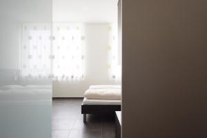 Rúm í herbergi á eee Hotel Traun
