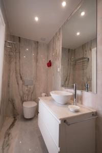 y baño con lavabo y aseo. en Castle Terrace Exclusive Apartment - Home By The Castle Apartment en Lisboa