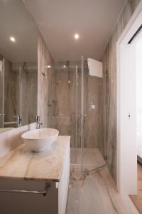 ein Bad mit einem Waschbecken und einer Dusche in der Unterkunft Castle Terrace Exclusive Apartment - Home By The Castle Apartment in Lissabon