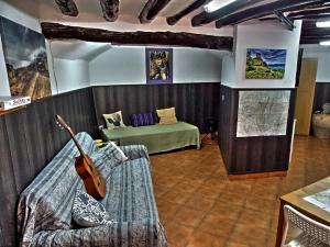 AbiegoにあるLa Casa de Anaisのリビングルーム(ソファ、ギター付)
