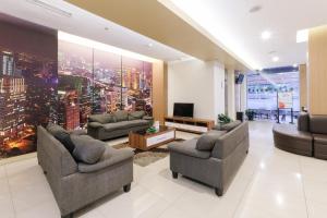 Hotel 88 Mangga Besar 62 Lokasari By WH في جاكرتا: غرفة معيشة كبيرة مع كنب وتلفزيون