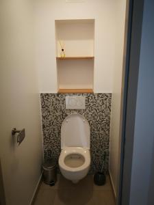 ロシュフォールにあるbeau T2 lumineux 1er etageの小さなバスルーム(トイレ付)が備わります。