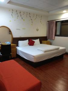 a hotel room with a bed and a mirror at Mingyuan Homestay in Jinhu