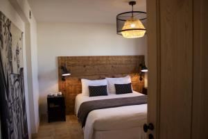 ボニファシオにあるVilla Madraのベッドルーム1室(大型ベッド1台、シャンデリア付)