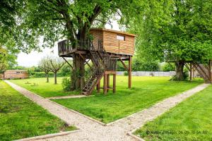 ein Baumhaus inmitten eines Parks in der Unterkunft Les Cabanes de Gros Bois in Prailles