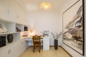 a kitchen with a desk and a chair in a room at Changsha Changsha County·Mass Media School· Locals Apartment 00148970 in Xingsha