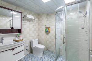 a bathroom with a toilet and a glass shower at Changsha Changsha County·Mass Media School· Locals Apartment 00148970 in Xingsha +25 photos