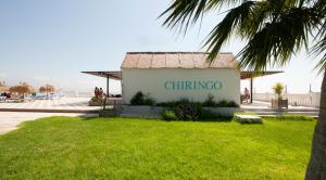 ein Gebäude mit einem Porzellanschild neben einem Strand in der Unterkunft Hotel Salobreña Suites in Salobreña