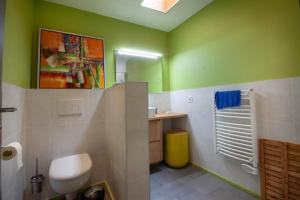 モルジヌにあるPerce Neige Rdcのバスルーム(トイレ、洗面台、鏡付)