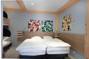 モルジヌにあるPERCE NEIGE 1ERの白いベッド2台が備わる客室です。