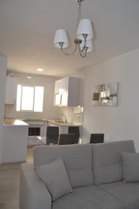 een woonkamer met een bank en een keuken bij Beautiful Central Cadiz in Cádiz