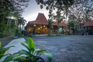 une maison avec une grande cour devant elle dans l'établissement The Omah Borobudur, à Borobudur