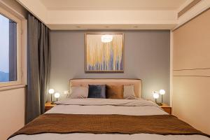 מיטה או מיטות בחדר ב-Changsha Kaifu·Beichen Delta· Locals Apartment 00150040