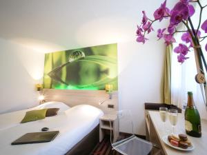 Ένα ή περισσότερα κρεβάτια σε δωμάτιο στο Hôtel Inn Design Resto Novo Sablé