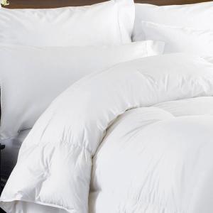 una pila de almohadas blancas en una cama en Hotel Peñalba, en La Riera