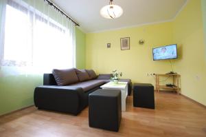 - un salon avec un canapé et une table dans l'établissement Apartment Ivan, à Malinska