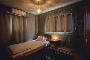 松山的住宿－3LDK Denchi，一间小卧室,配有床和窗户