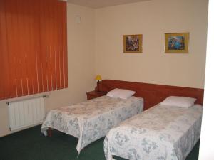 una habitación de hotel con dos camas en una habitación en Noclegi Ufo, en Varsovia