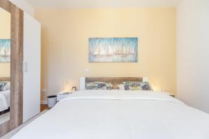 1 dormitorio con 1 cama blanca grande y 2 almohadas en Hedera Estate, Hedera A37, en Dubrovnik