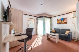 TV a/nebo společenská místnost v ubytování CONTEL Hotel