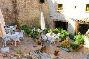 Hotel Rural el Arrabal Siguenza的庭院或其他户外区域