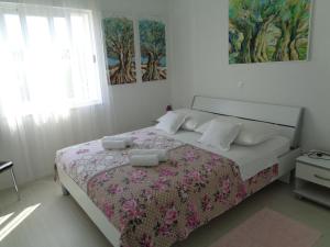 En eller flere senge i et værelse på Apartments Maslina