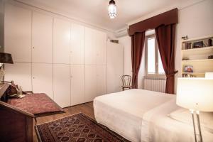 タオルミーナにあるRocca Castelloのベッドルーム1室(ベッド1台、デスク、窓付)