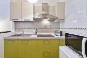 A cozinha ou cozinha compacta de Porta Nuova Shiny Studio Flat