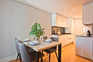 a dining room table and chairs in a kitchen at Lisbon Finestay Mastro Apartments in Lisbon