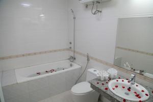 Koupelna v ubytování Paradis Hotel