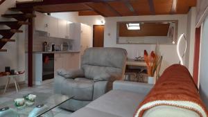 sala de estar con silla y mesa en Holidays Homes Il Folletto en Quartino